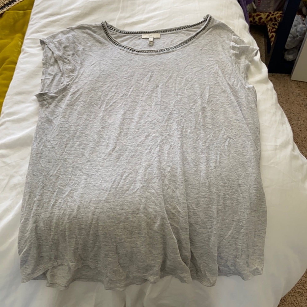 Short sleeved tee with dark chain